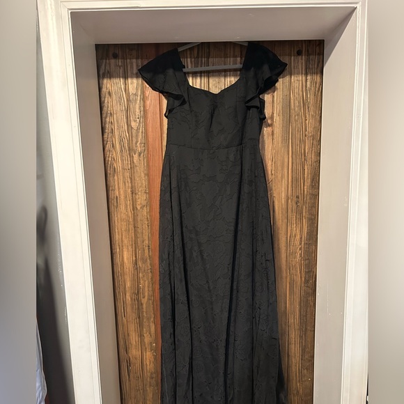 Elegant Black Evening Gown - Picture 1 of 4